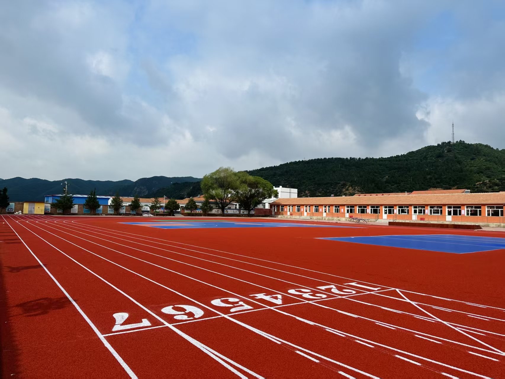 巴彦淖尔市自结纹塑胶跑道硅PU球场 - 厂家